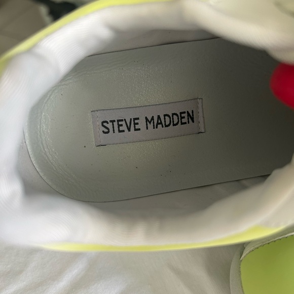 Madden Possession Sneaker in a size 9.5 color lime and yellow - Picture 6 of 7